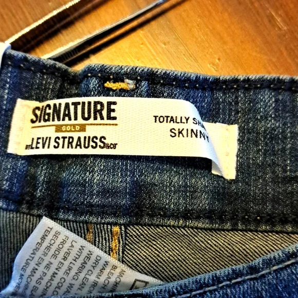 Womens NEW SIGNATURE LEVI SHAPING JEANS. 4. (WAIST 27) - Picture 8 of 15
